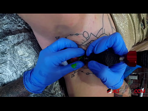 ❤️ Tsis tshua muaj tattooed hottie Sully Savage tau txais tattoo ntawm nws clitoris ❤️  Porn video  ntawm hmn.pinkporno.ru%  ﹏